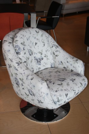 Draaibaar chrome voet € 598,-